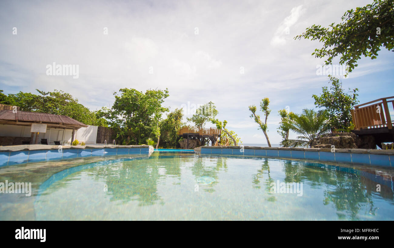 Außenpool in einem tropischen Land Philippinen. Am Abend Zeit. Stockfoto