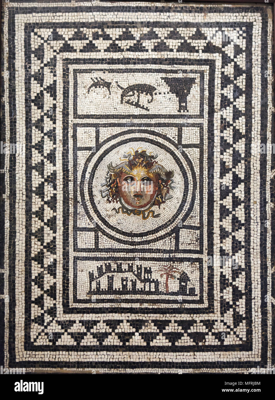 Kopf der Medusa in der römischen Mosaik aus Pompeji dargestellt, nun im Nationalen Archäologischen Museum (Museo Archeologico Nazionale di Napoli) in Neapel, Kampanien, Italien. Stockfoto