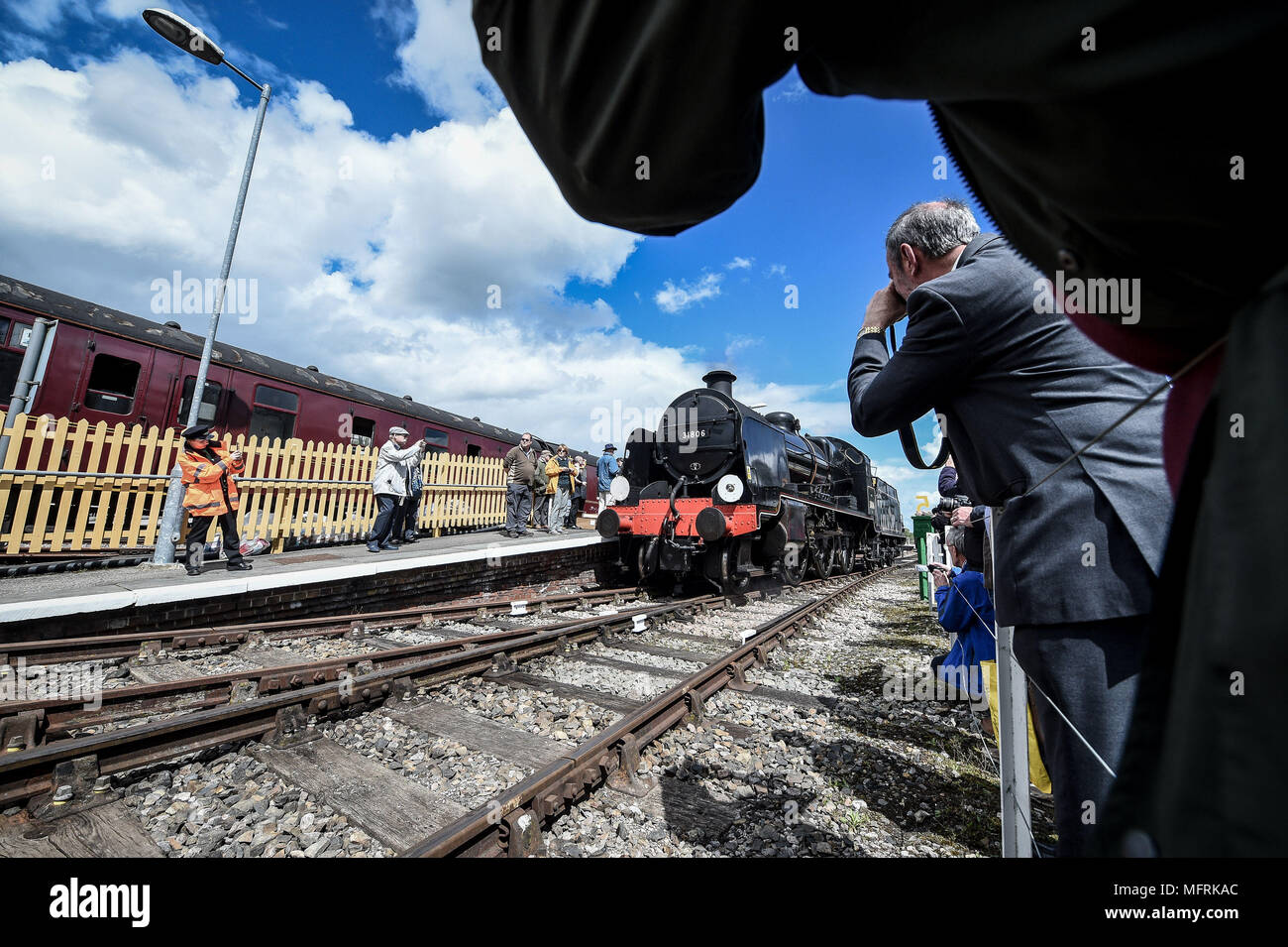 Menschen fotografieren Swanage Railway 'U'-Klasse Dampflok Nr. 31806, als 'Mogul' in Yeovil Junction, wo er seine Bein der Großbritannien XI Steam Train Tour beginnt, von Cardiff nach Swanage über Dorchester. Stockfoto