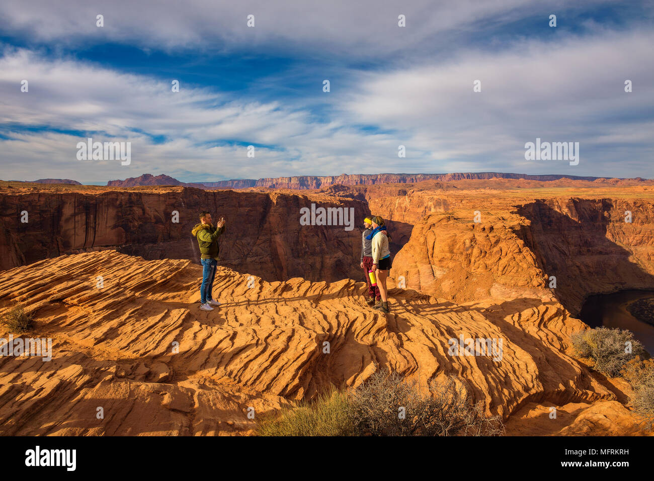 Touristen fotografieren sich gegenseitig im Arizona Stockfoto