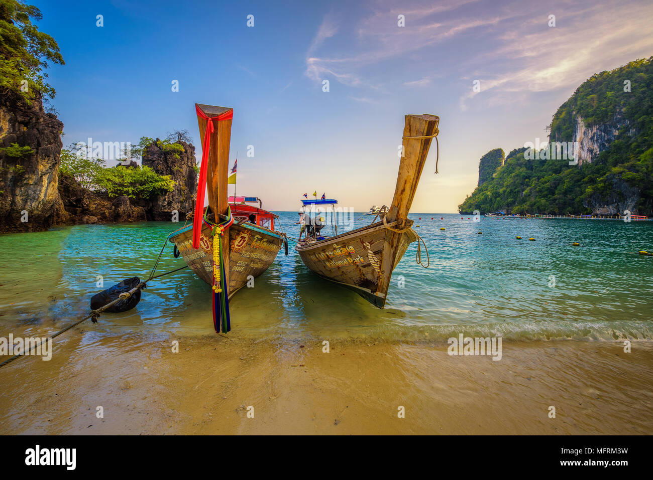 Thailändischen Longtail Boote an der Koh Hong Island in Thailand geparkt Stockfoto