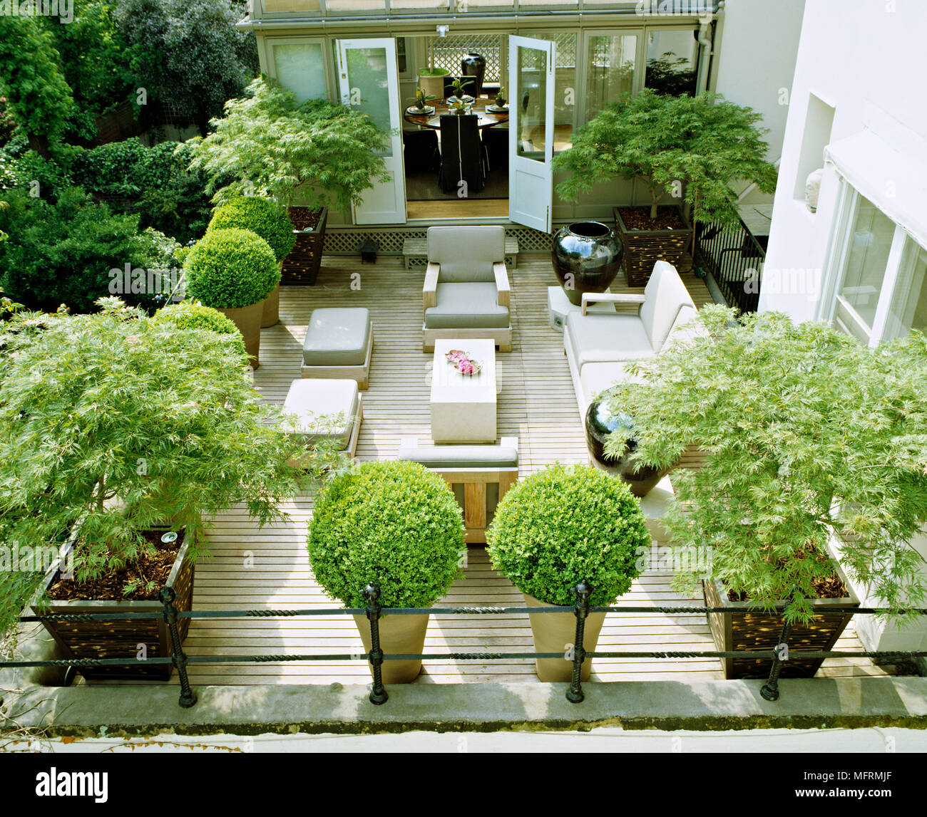 Ein Modernes Stadthaus Mit Garten Dachterrasse Uberdachte Terrasse Tisch Und Stuhle Baume Und Straucher In Containern Stockfotografie Alamy