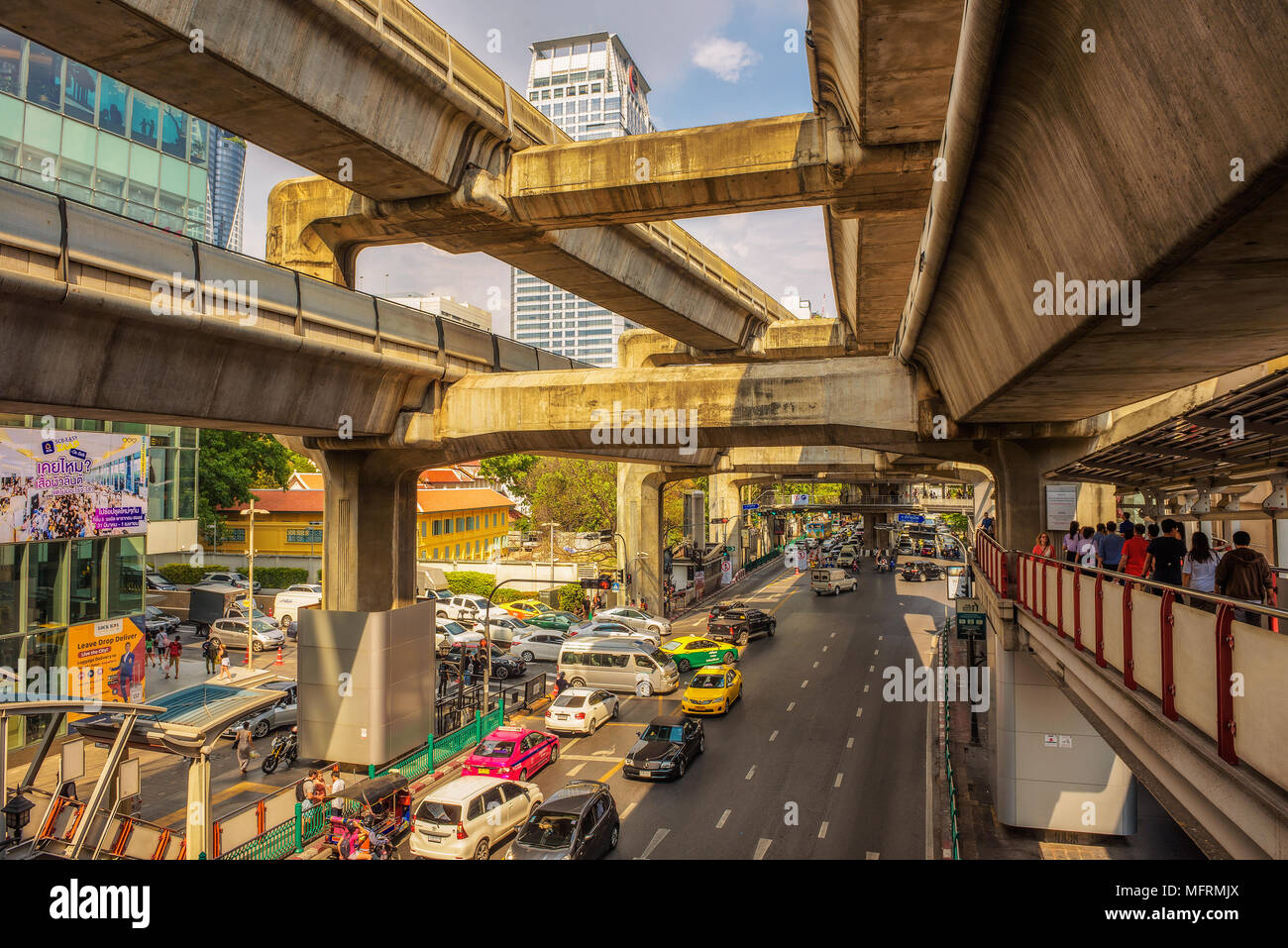 Verkehr um Siam Skytrain Station in Bangkok. Stockfoto