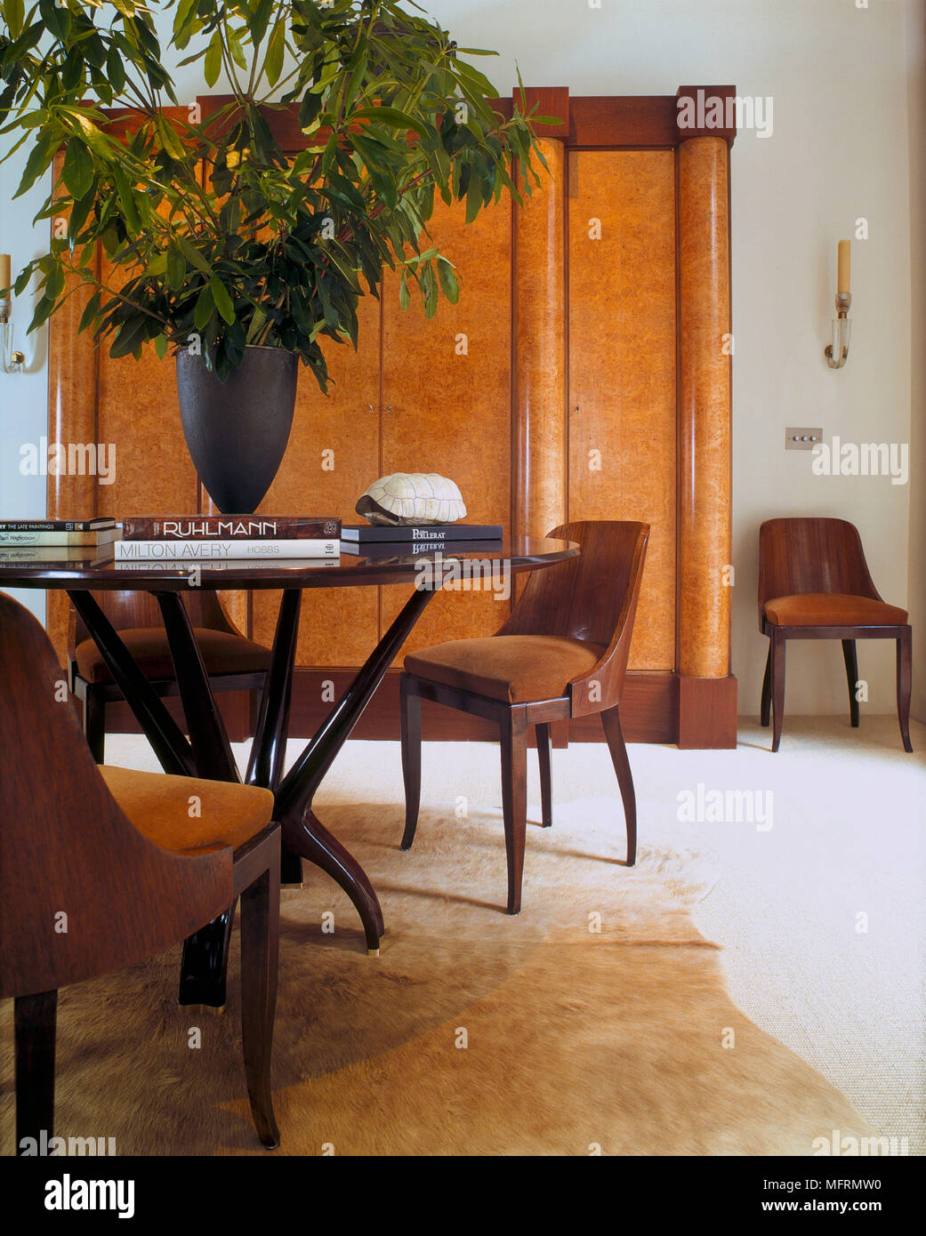 Ein Modernes Esszimmer Mit Rundem Holztisch Retro Stil