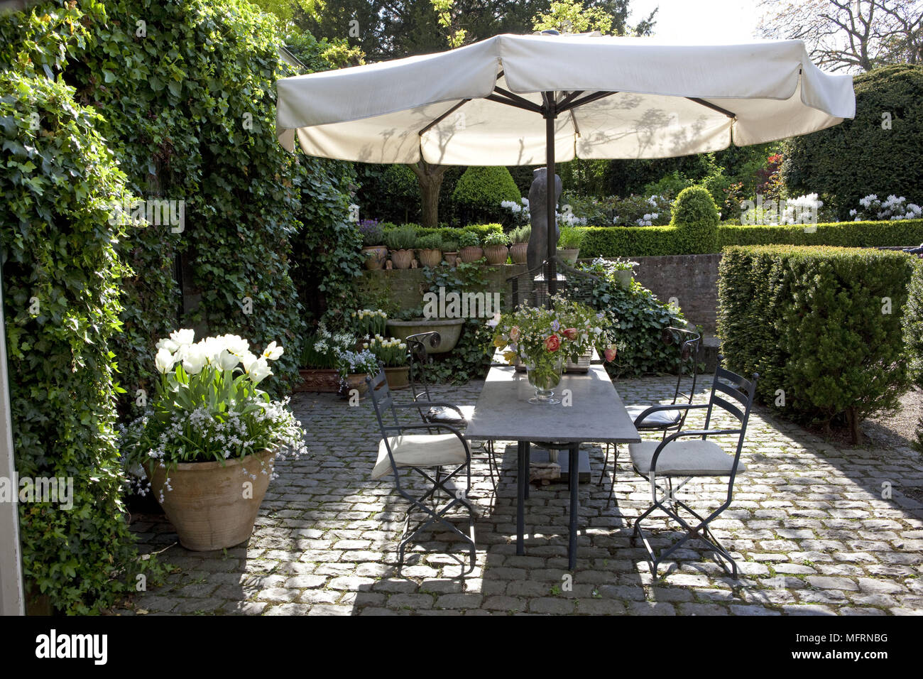 Metall Tisch Stuhlen Und Sonnenschirm Auf Der Terrasse Stockfotografie Alamy