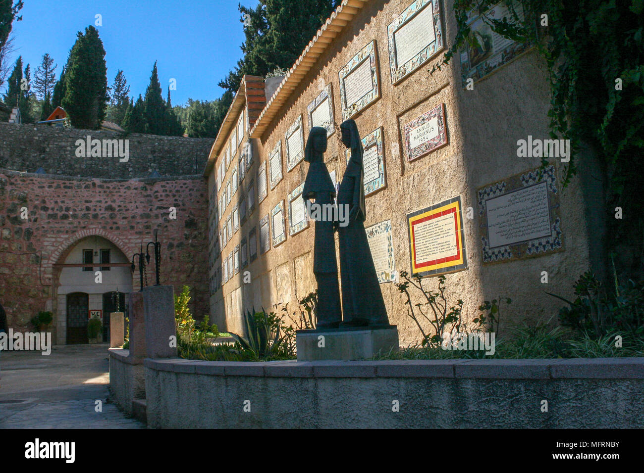 Die Kirche der Heimsuchung (ehemals Abteikirche der hl. Johannes in den Wäldern) in Ein Karem, Jerusalem, ehrt den Besuch der Jungfrau Maria, der Mo gezahlt Stockfoto