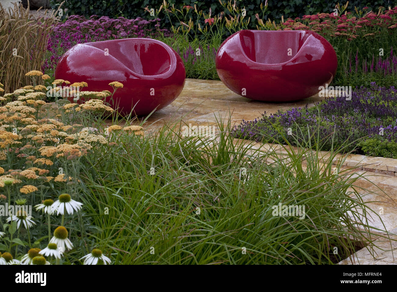 Moderne Sitzgelegenheiten im Garten an der TATTON PARK FLOWER SHOW Stockfoto
