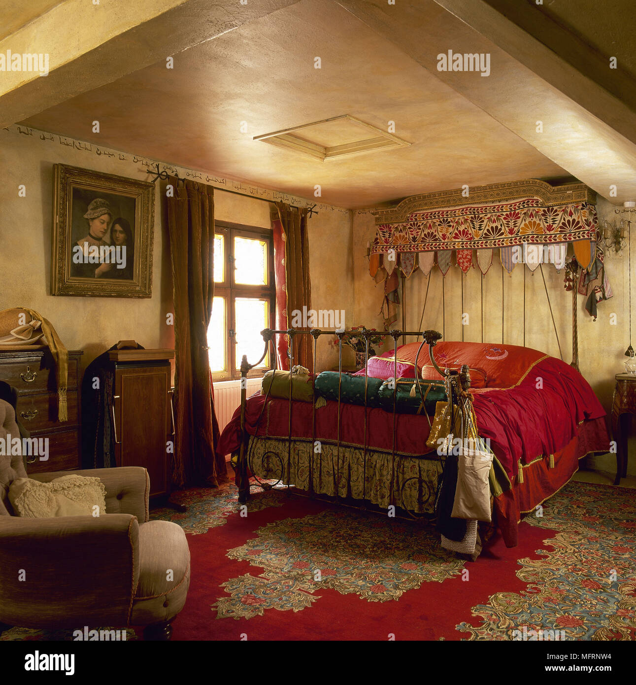 Böhmische, gelbe Schlafzimmer mit Balkendecke, Eisen Bett mit gesticktem Himmelbett, Stockfoto