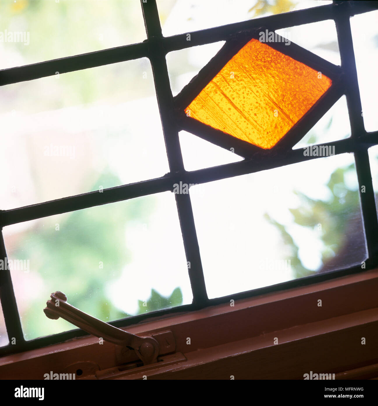 Ein Detail von verbleitem Licht Windows mit einem orangefarbenen Glasmalerei diamond Design in der Scheiben, Stockfoto