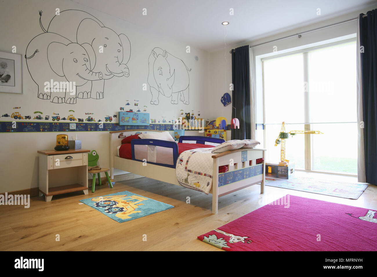 Kind? Schlafzimmer mit Spielzeug und Tier wallpaper Stockfoto