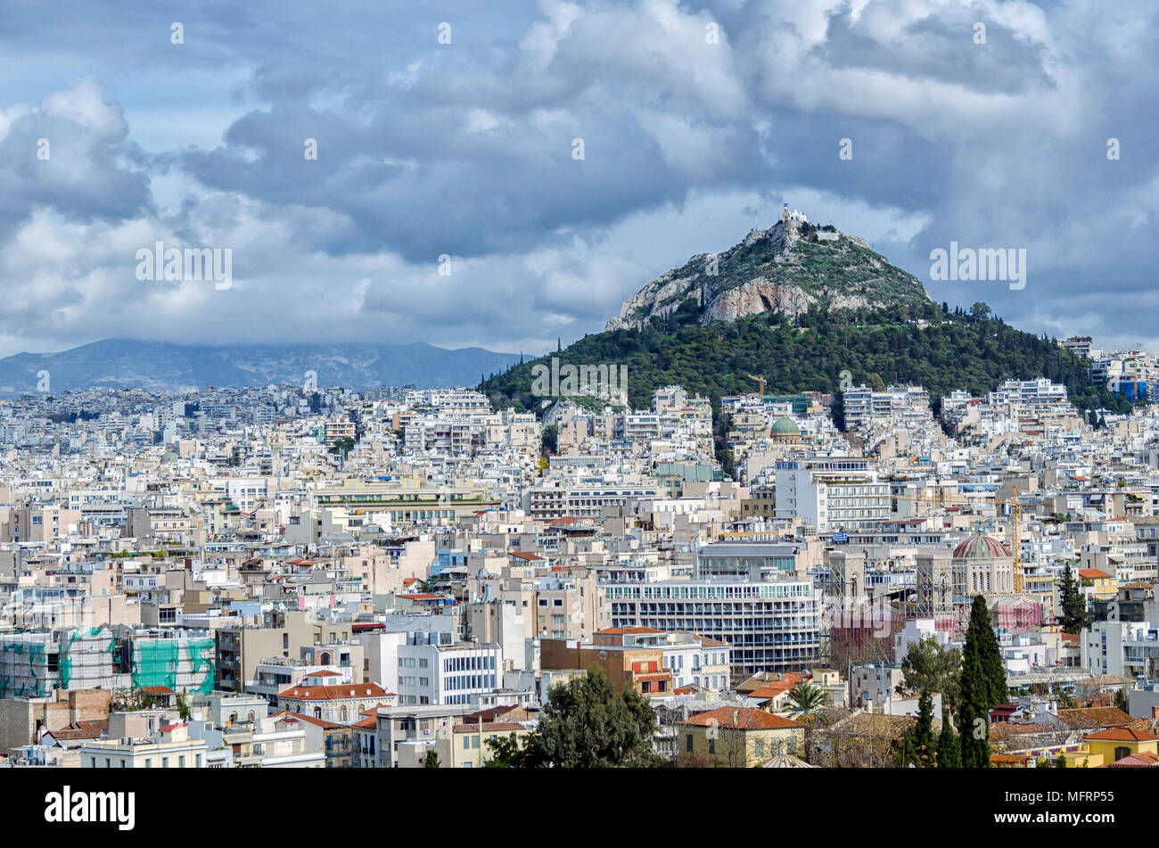 Lycabettus Hügel in Athen, Griechenland. Blick vom Plaka Viertel unterhalb der Akropolis Stockfoto
