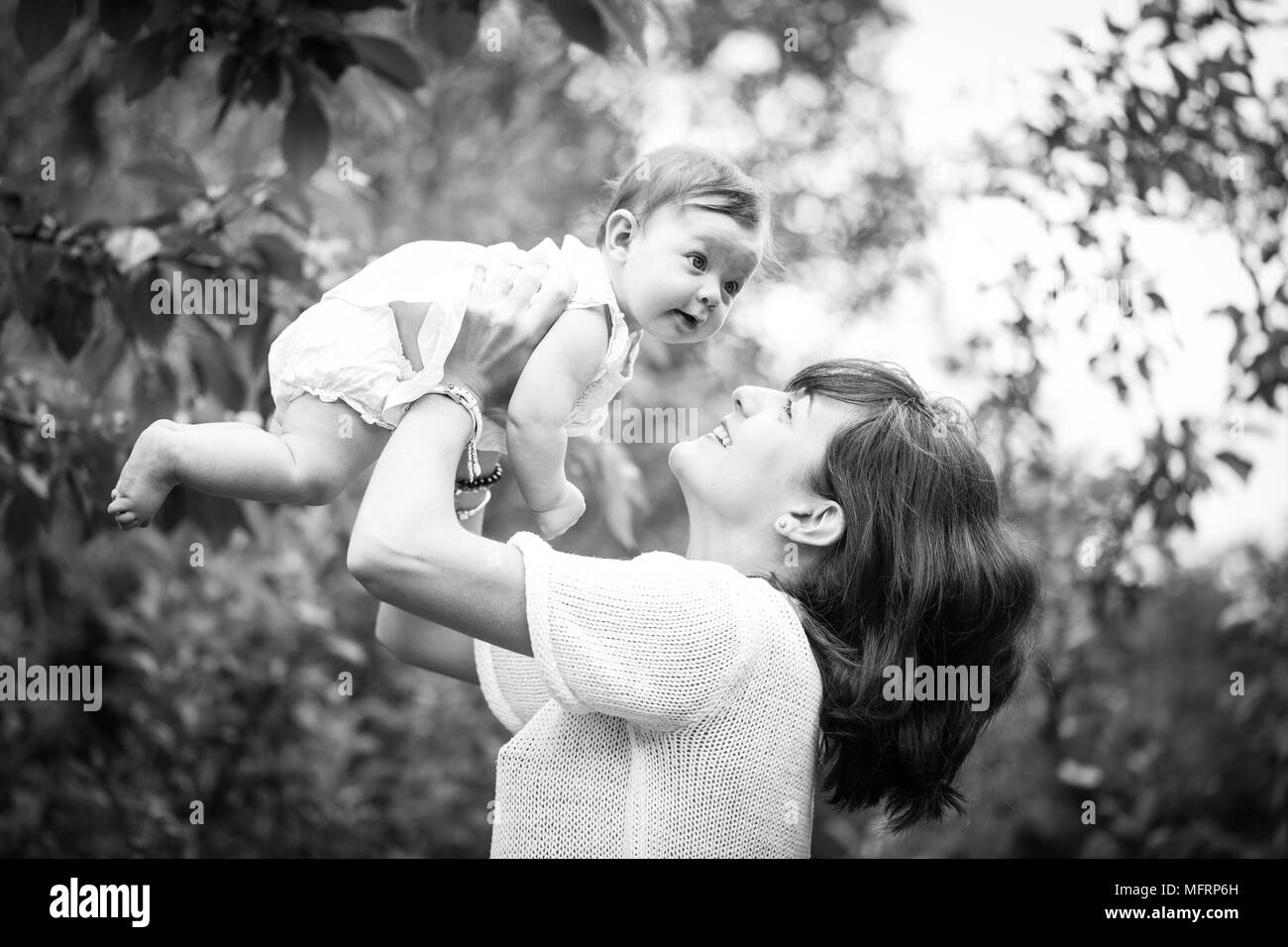 Mutter mit Baby im Garten, Familie, Bayern, Deutschland Stockfoto