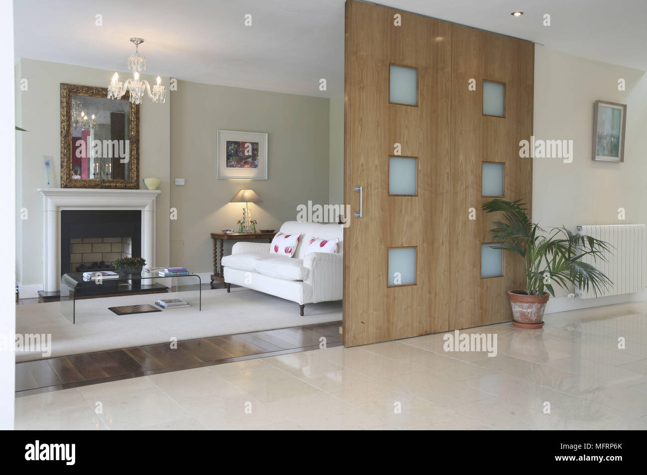 Blick durch die offene Tür zu modernen Wohnzimmer Stockfoto