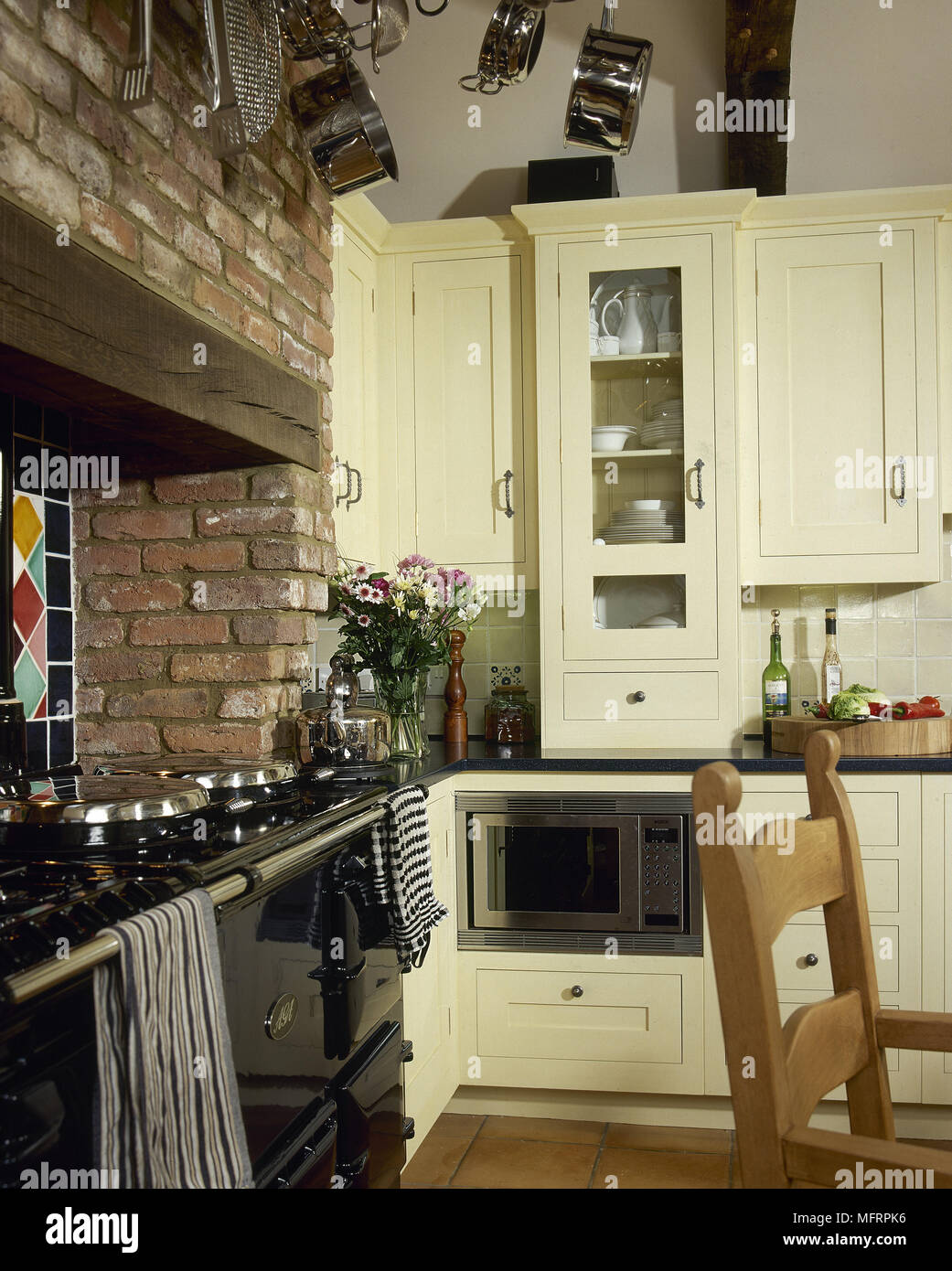 Küche im Landhausstil mit Range Backofen in Backstein Aussparung  Stockfotografie - Alamy