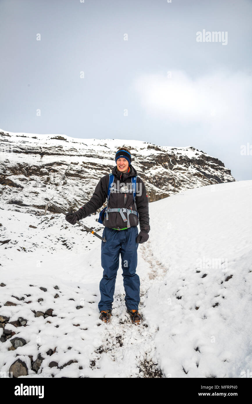 Wanderer mit Pickel während der Wanderung auf dem Gletscher Skaftafellsjökull Gletscher Vatnajökull National Park, South Island, Island Stockfoto