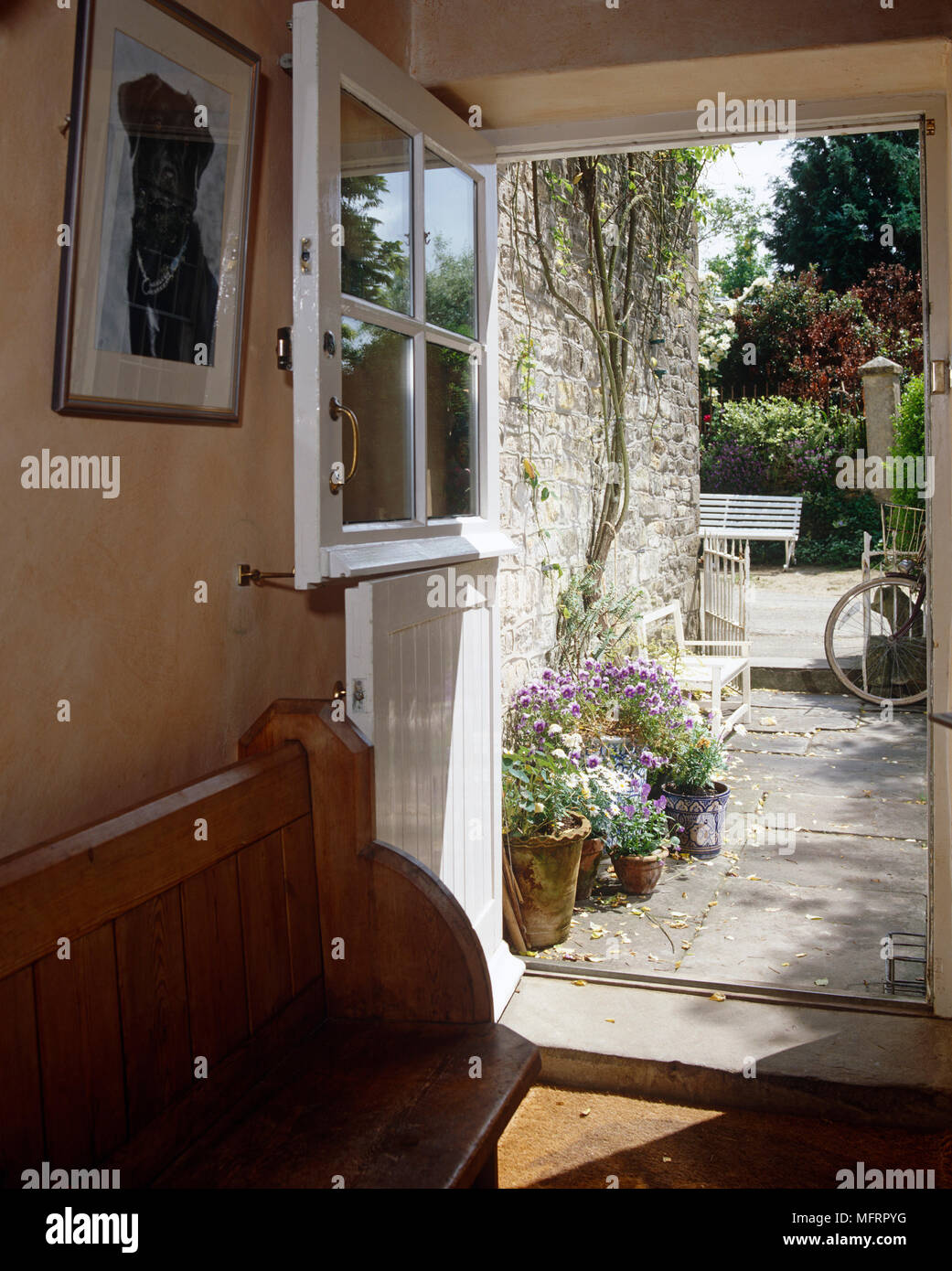 Blick vom Flur durch Landhausstil stabile Tür zu den vorderen Pfad Stockfoto