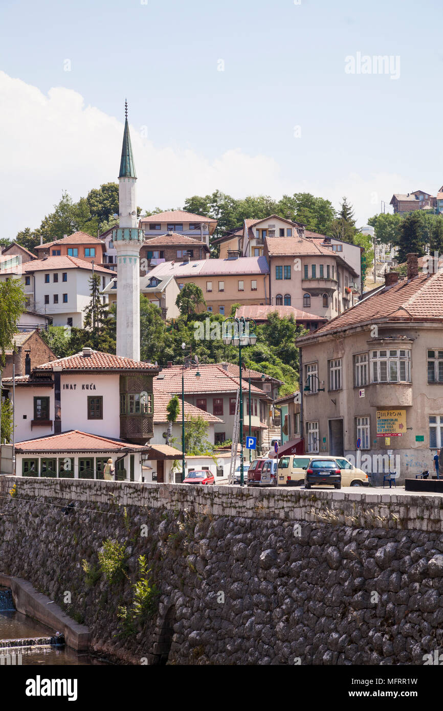 Blick über den Fluss Miljacka in Sarajewo, Bosnien und Herzegowina Stockfoto