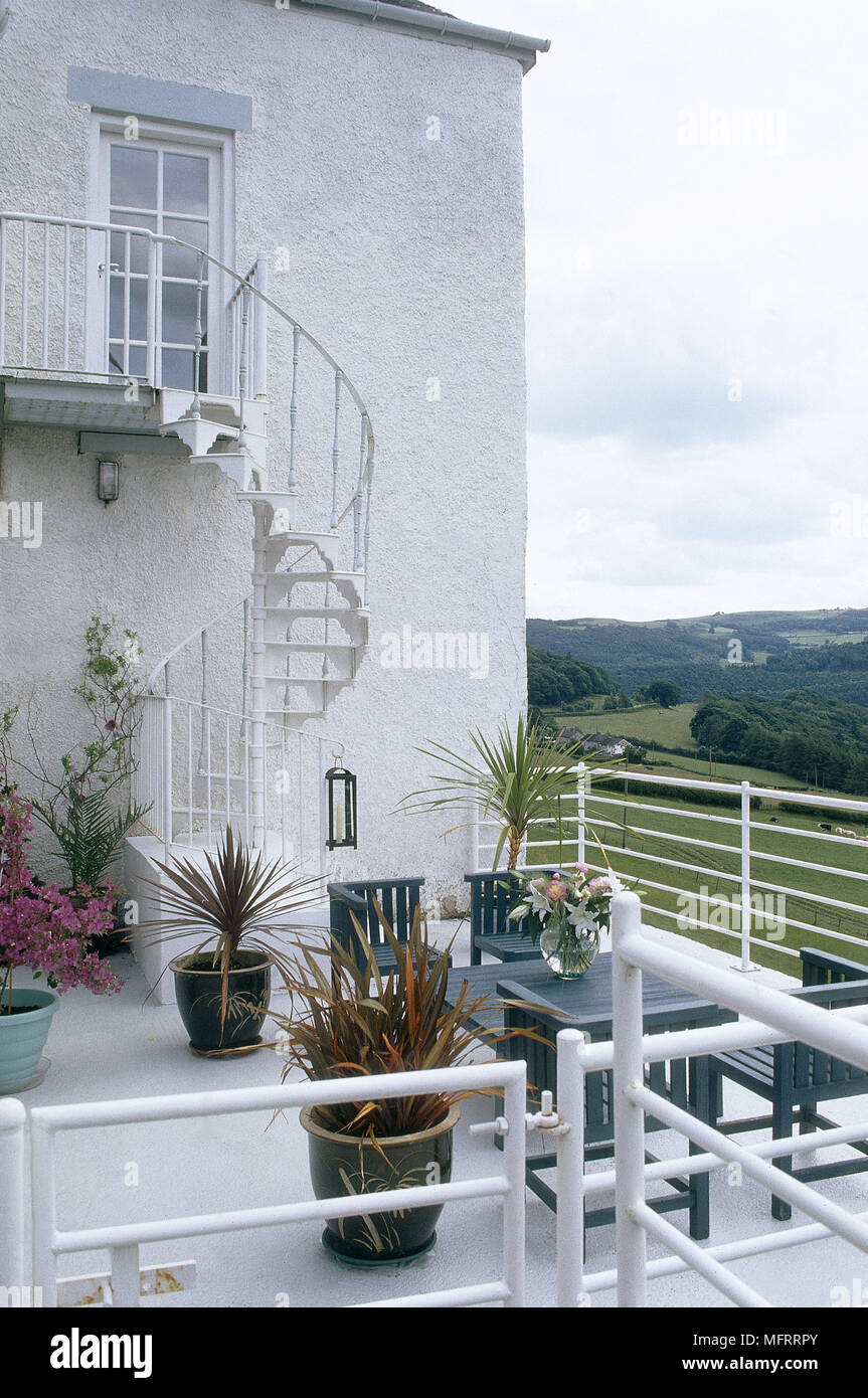 Eine äußere Dach Terrasse mit Tisch und Stühlen Blumentöpfe Wendeltreppe  Stockfotografie - Alamy