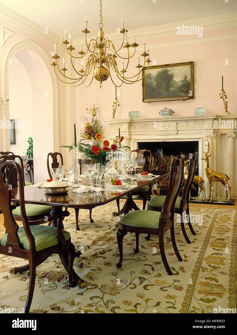 Kronleuchter Uber Holzernen Esstisch Und Stuhle In Opulente Zimmer Stockfotografie Alamy