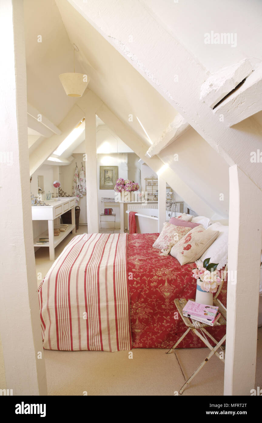Doppelbett Mit Roten Deckel Im Landhausstil Schlafzimmer Mit Dachschragen Stockfotografie Alamy