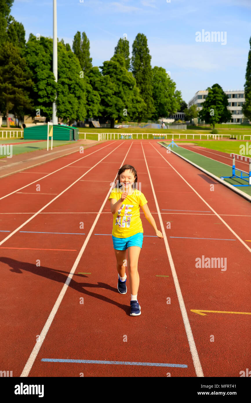 Kleine Mädchen haben Spaß auf dem Stadion Stockfoto