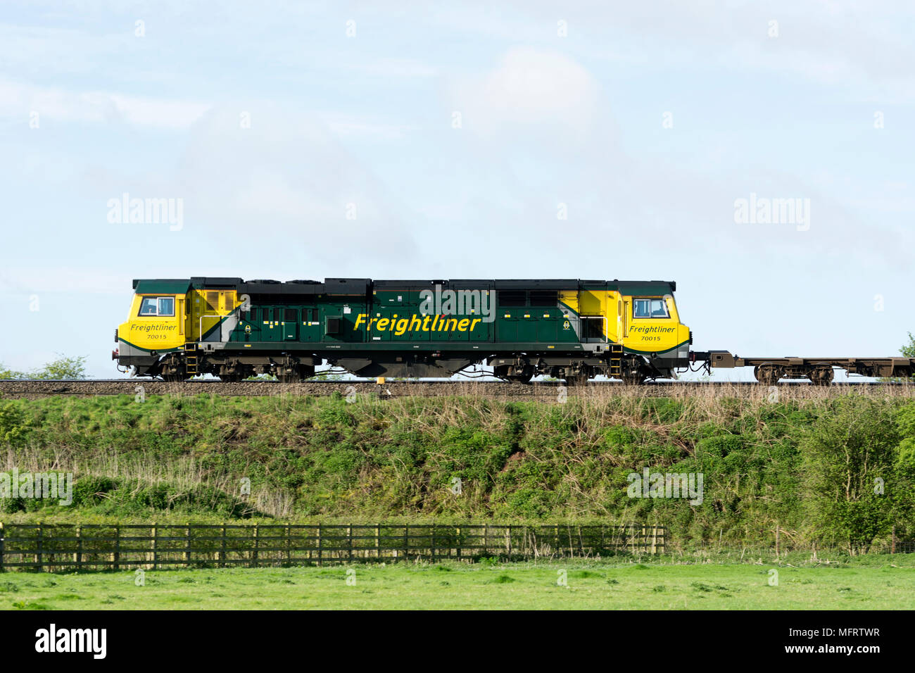 Klasse 70 Diesellok ziehen ein freightliner Zug, Seitenansicht auf einem Damm, Warwickshire, Großbritannien Stockfoto