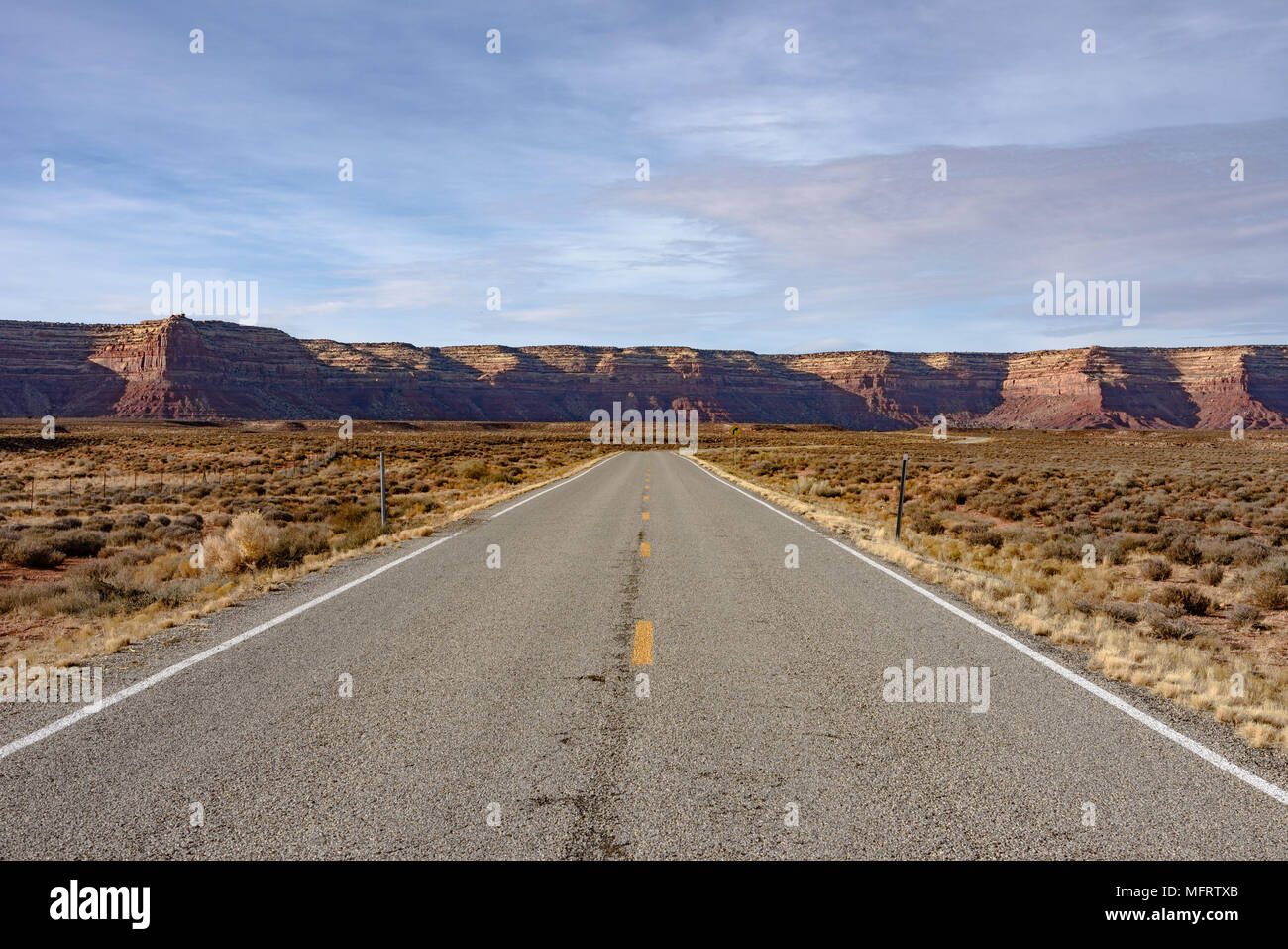 Die Straße, die zum Mokee/Moki Dugway und Cedar Mesa in Utah Stockfoto