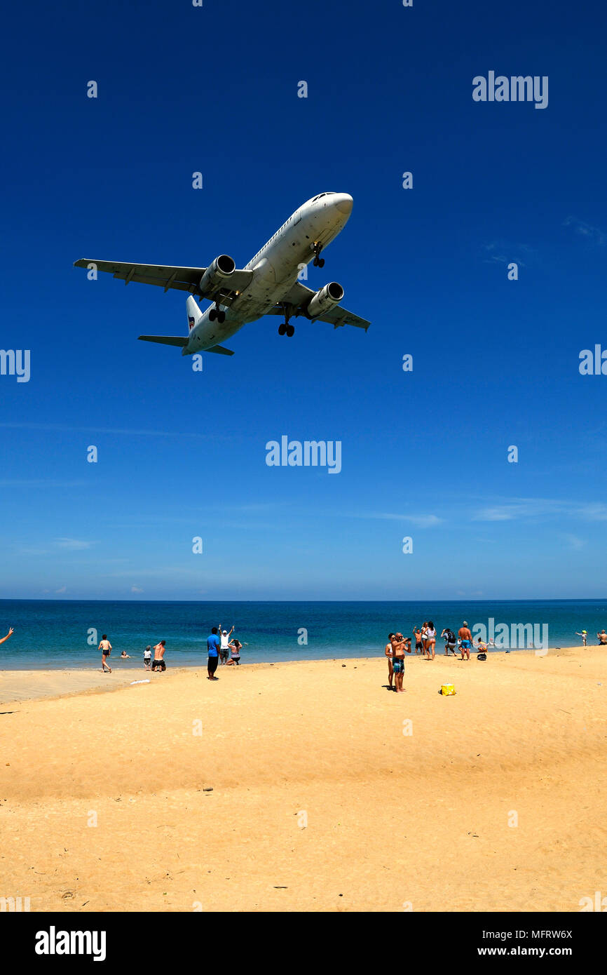 Landeanflug über Sandstrand, Mai Kao Beach, Phuket, Thailand Stockfoto