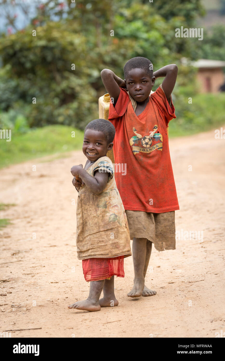 Zwei afrikanische Kinder auf einem Sandweg, Lachen, in der Nähe von Lake Mutanda, Uganda Stockfoto