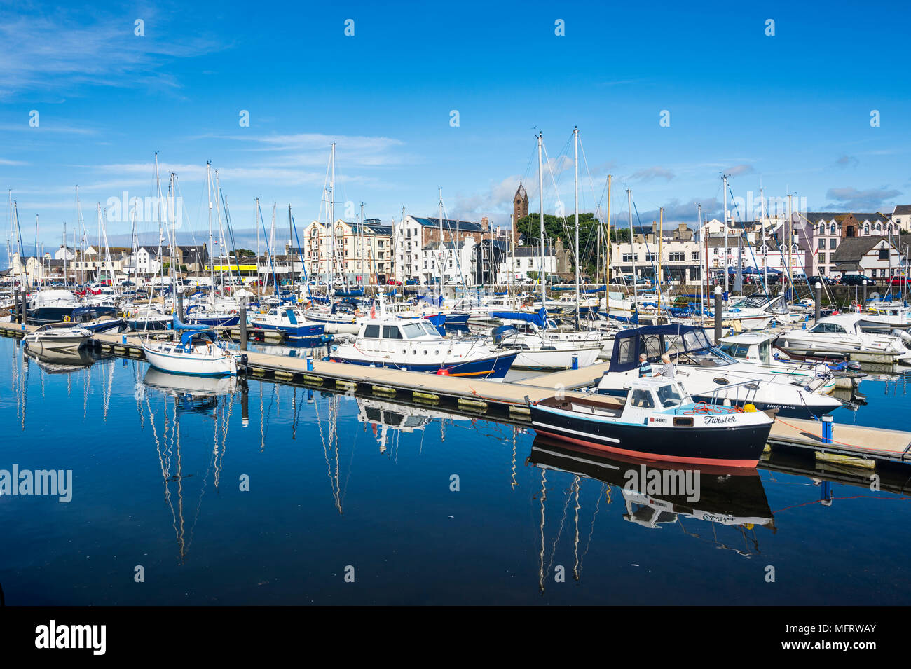 Blick auf die Stadt mit Hafen, Schälen, Isle of Man, Großbritannien Stockfoto