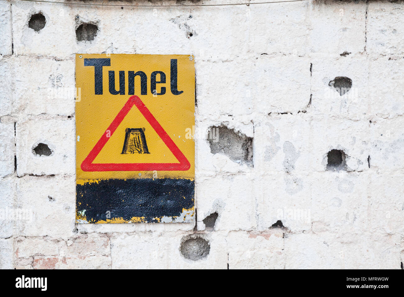 Nahe am Eingang zum Tunnel Museum Sarajevo in Bosnien und Herzegowina der Zeichen Stockfoto