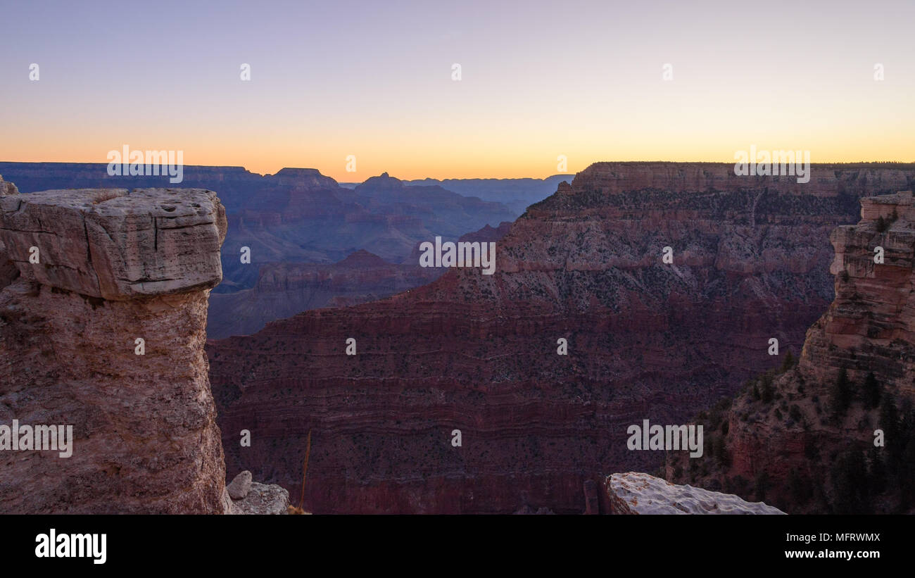 Der Grand Canyon kurz vor Sonnenaufgang wie vom South Rim gesehen Stockfoto