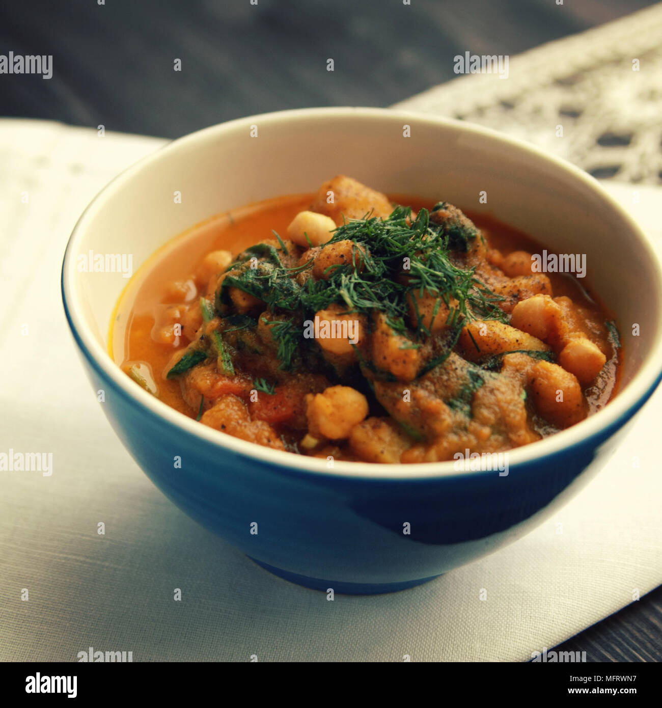 Einfache Gemüsesuppe. Europäische Küche. Kichererbsen, Kartoffeln und Karotten. Ökologische Lebensmittel. Vegane Gerichte. Vegetarisches Mittagessen. Getönten Foto. Stockfoto