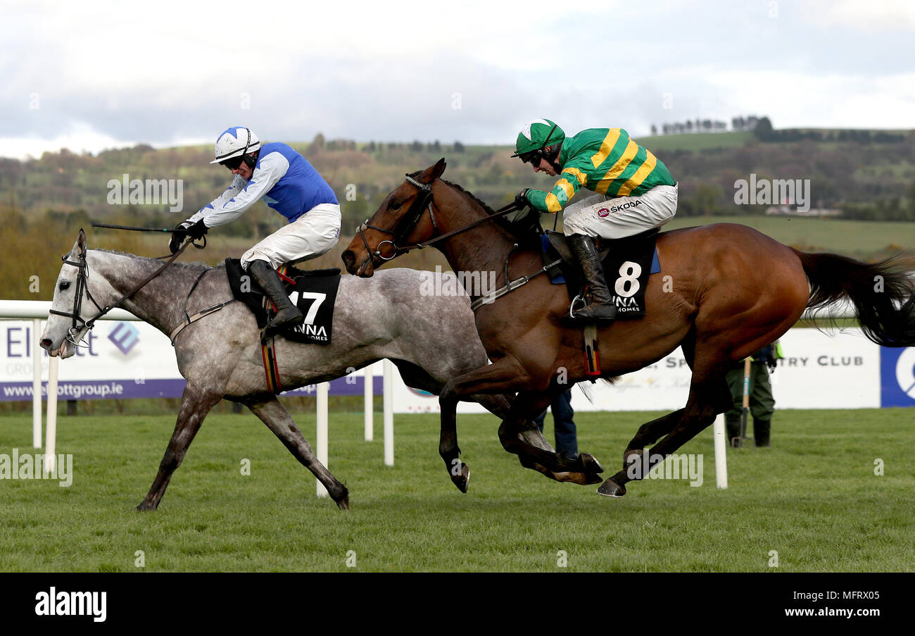 Eine tolle Aussicht (rechts) geritten von Jockey Mark Walsh auf dem Weg zum Gewinnen der Alanna Wohnungen Handicap Hürde bei Tag drei der Malmö Festival 2018 Punchestown-rennbahn, County Kildare. Stockfoto