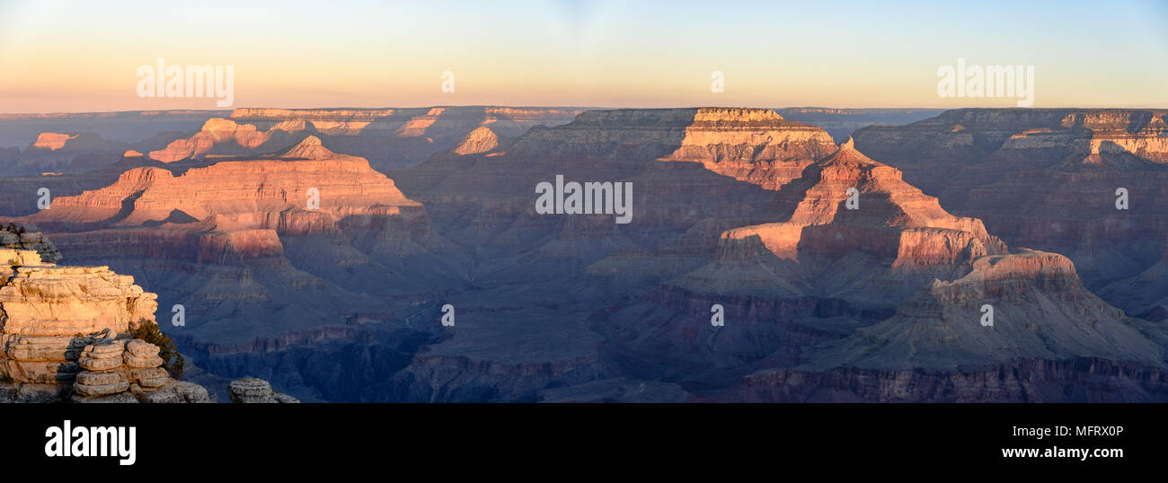 Der Grand Canyon vom South Rim bei Sonnenaufgang gesehen Stockfoto