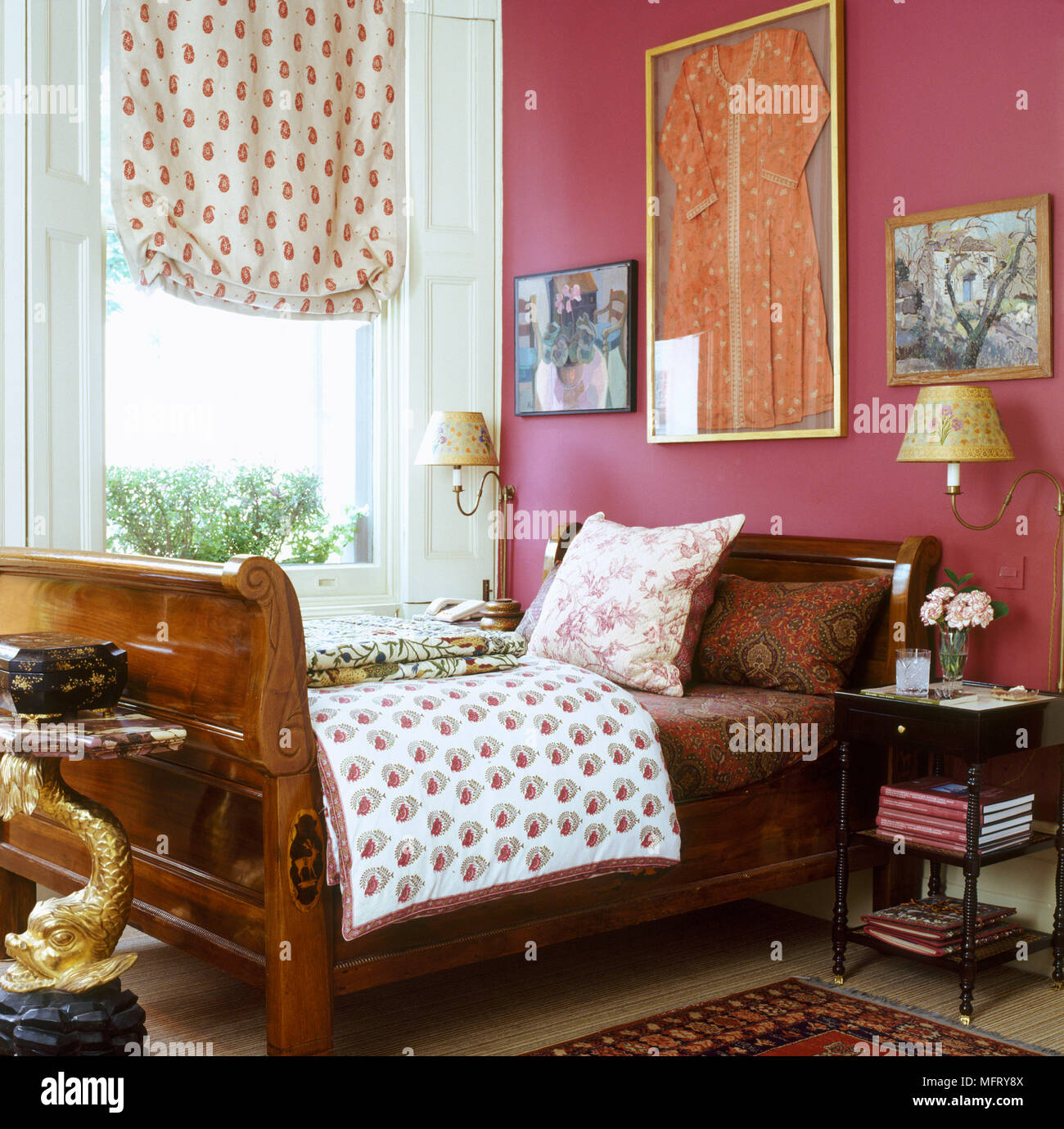 Ein Detail einer traditionellen roten Schlafzimmer mit Holz ... Ein Detail einer traditionellen roten Schlafzimmer mit Holz ...