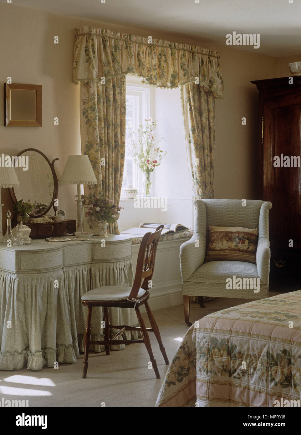 Frisiertisch und weiter auf die gepolsterten Sessel im Landhausstil Schlafzimmer Stockfoto