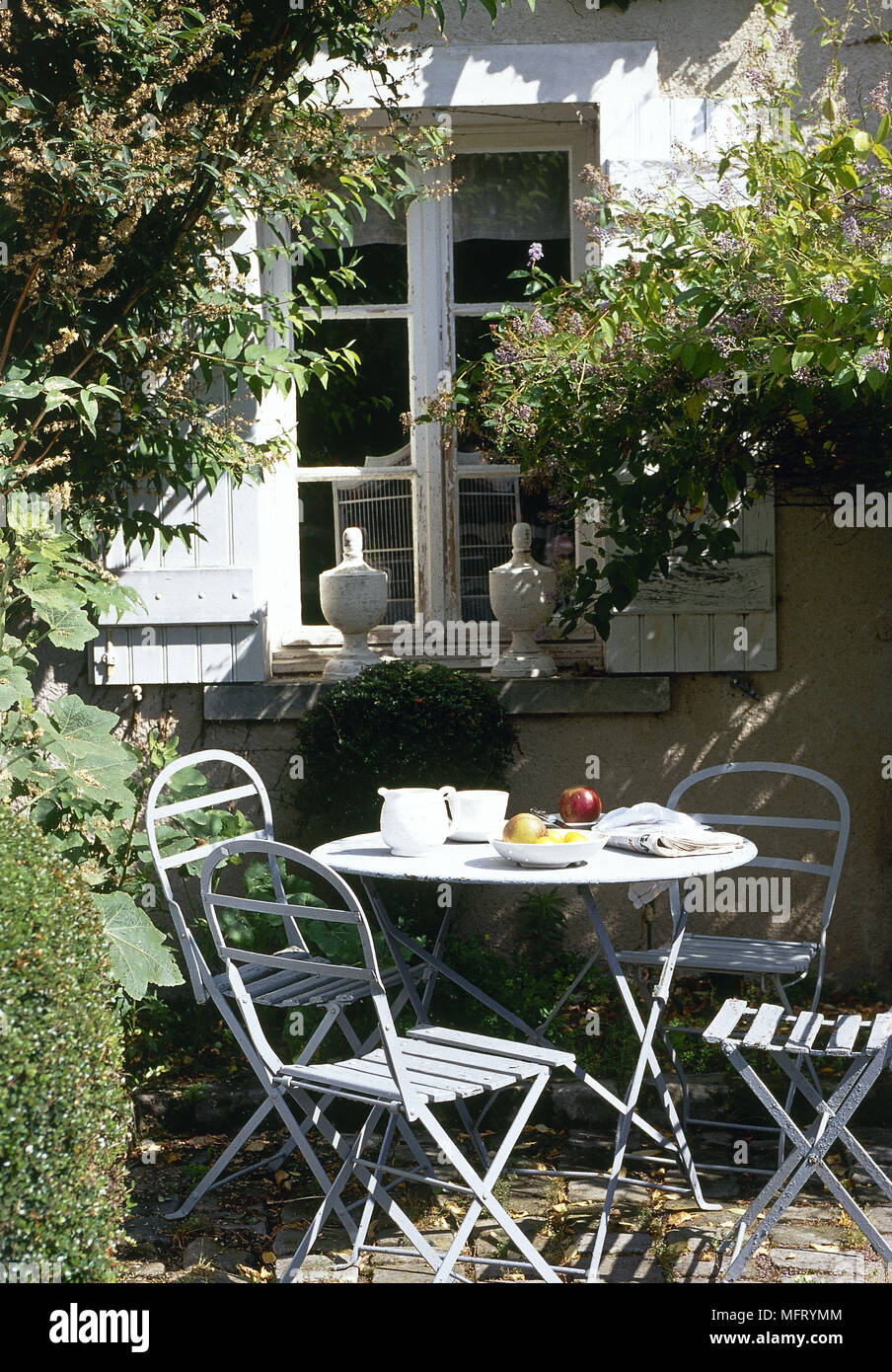 Terrasse Tisch Stühle im Freien außerhalb Terrassen Möbel Stockfotografie -  Alamy