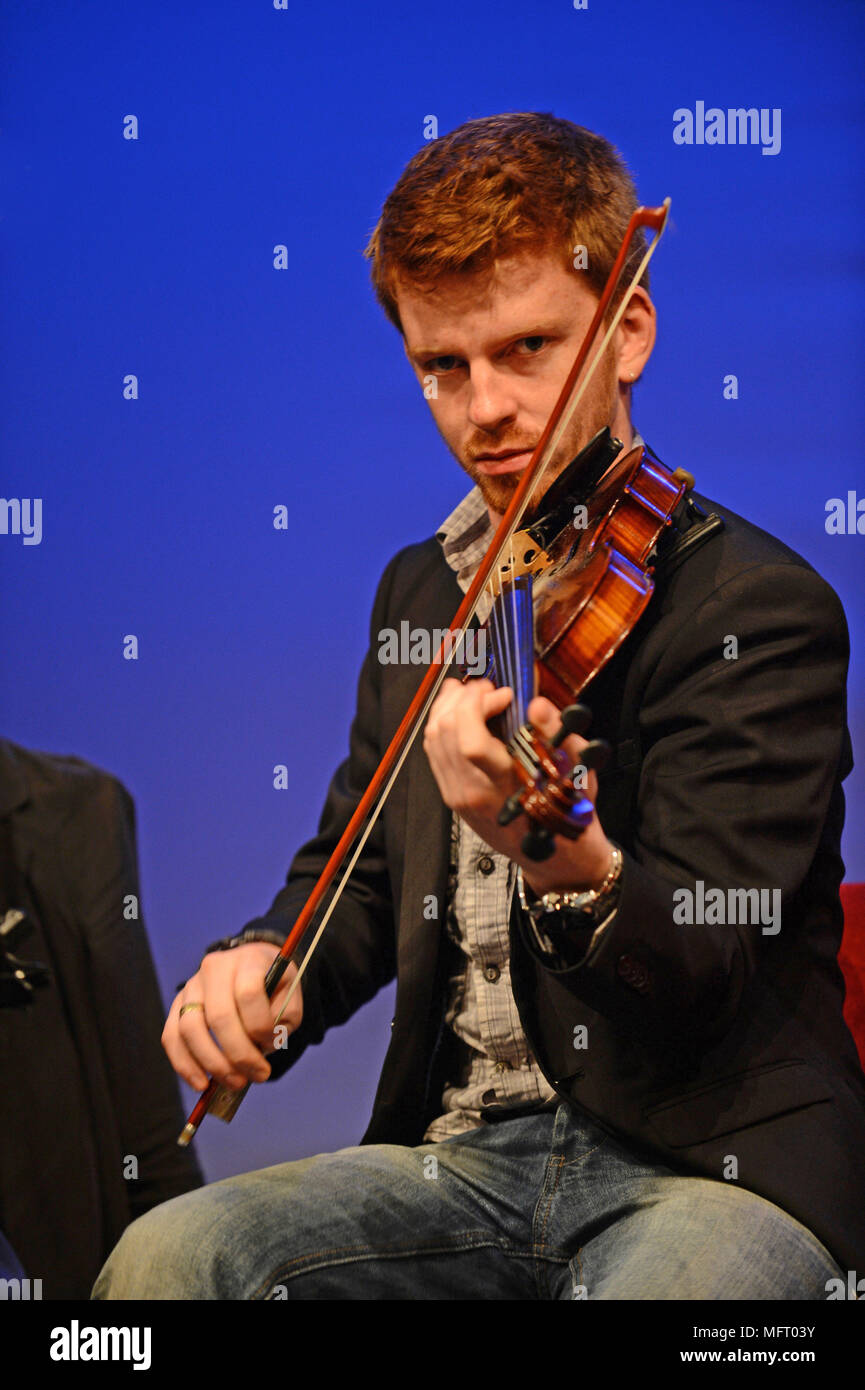 Ross Couper Shetland Scottish Fiddle Player auf der Bühne Mareel Shetland Stockfoto