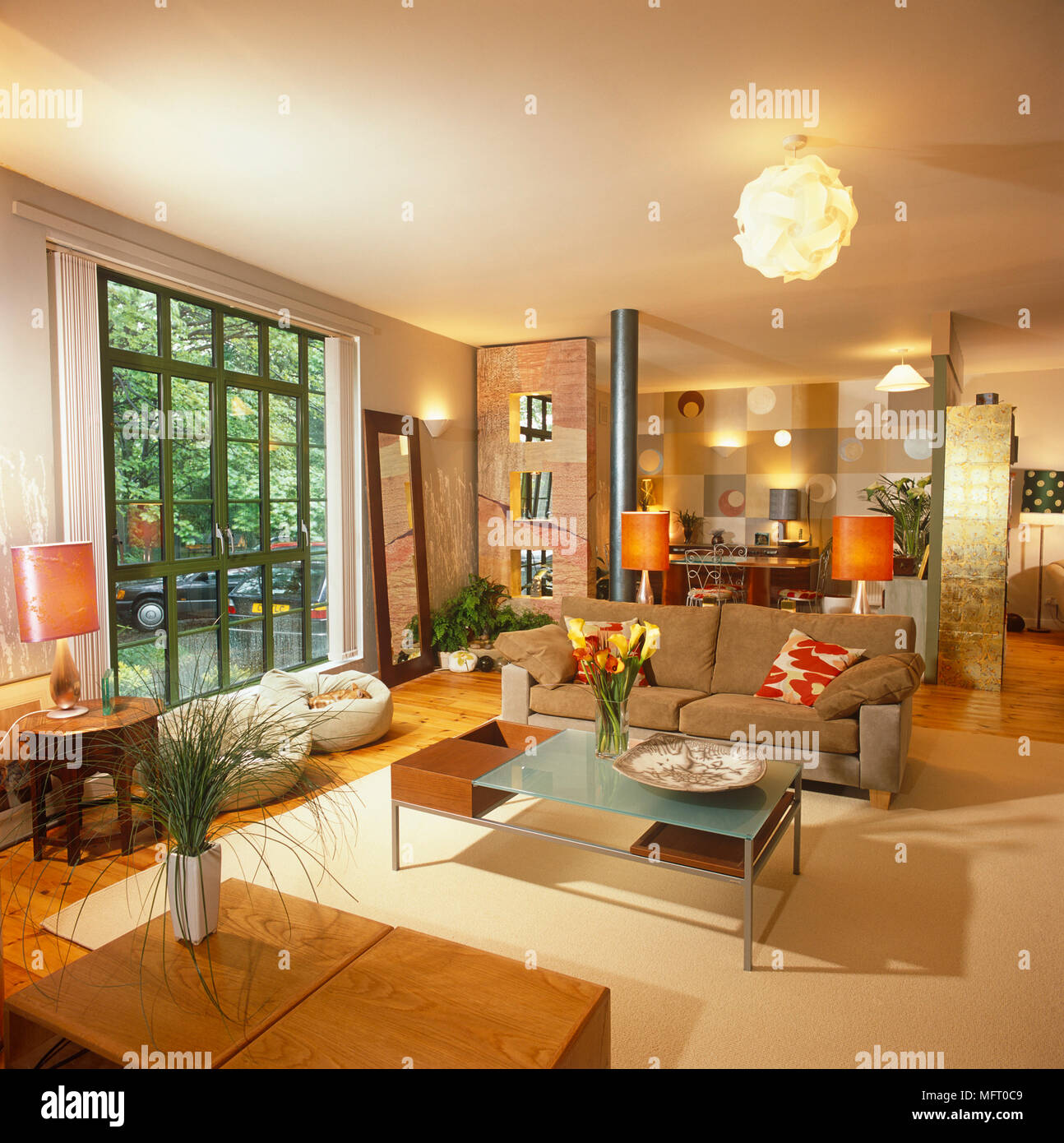 Metall Tisch vor Sofa in moderne offene Wohnzimmer Stockfoto