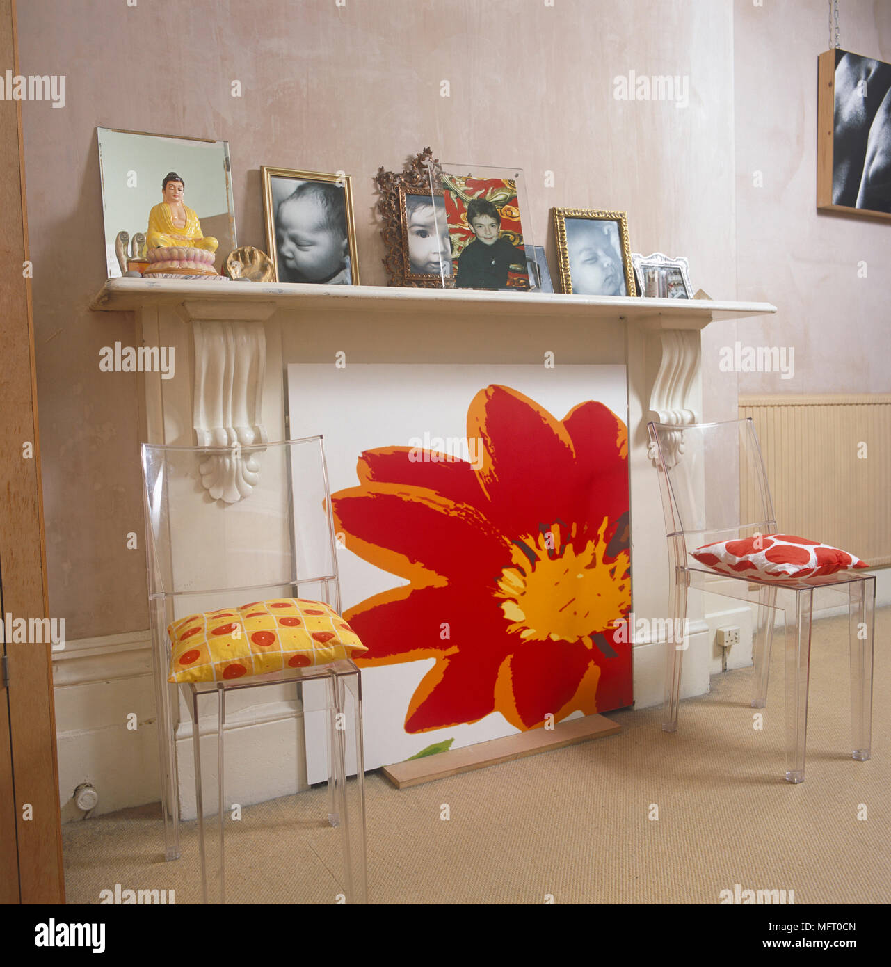 Paar von Philippe Starck transparente Stühle an beiden Seiten der Kamin Stockfoto