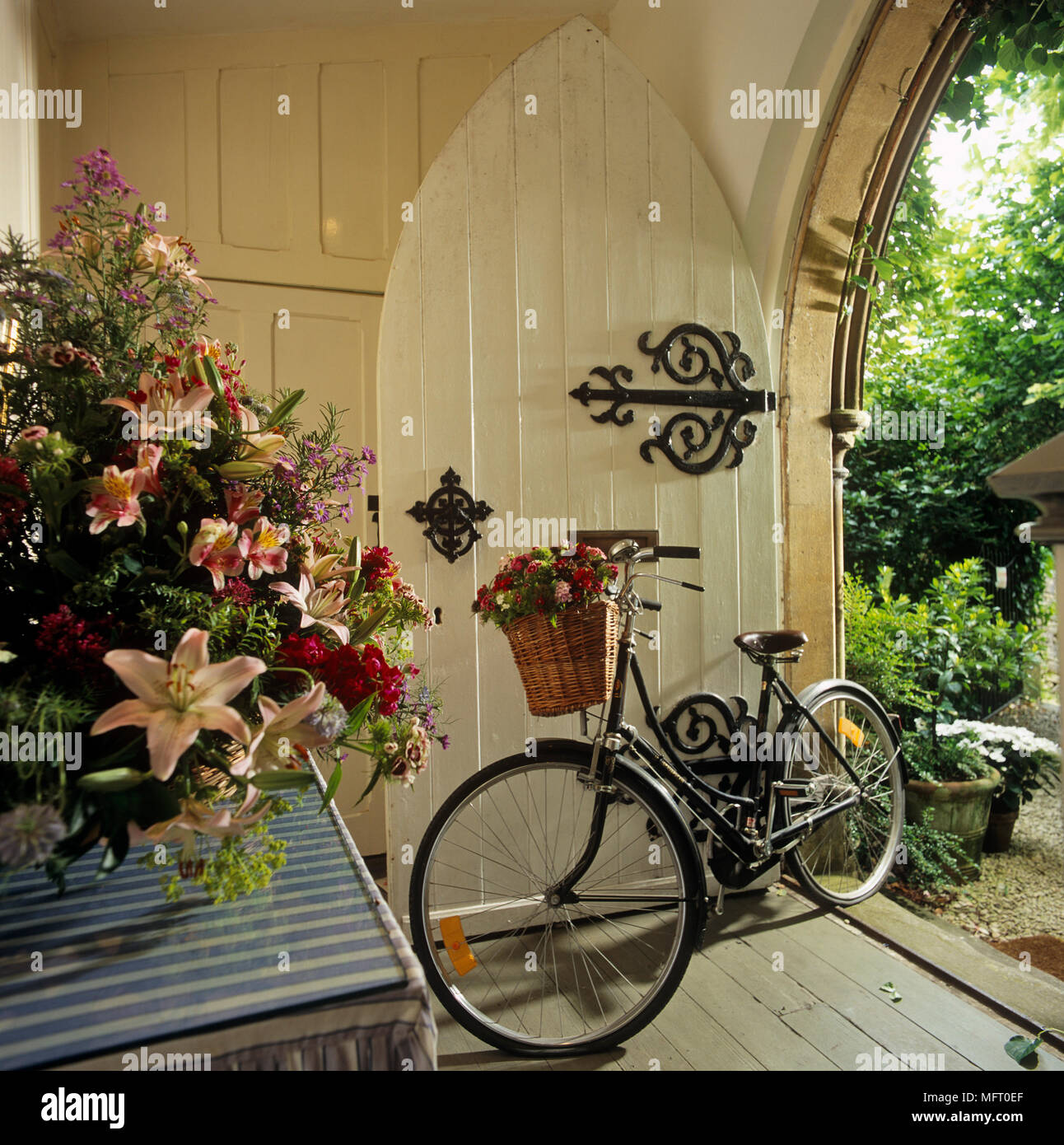 Fahrrad gelehnt im gotischen Stil Öffnen vordere Tür in Land Flur Stockfoto