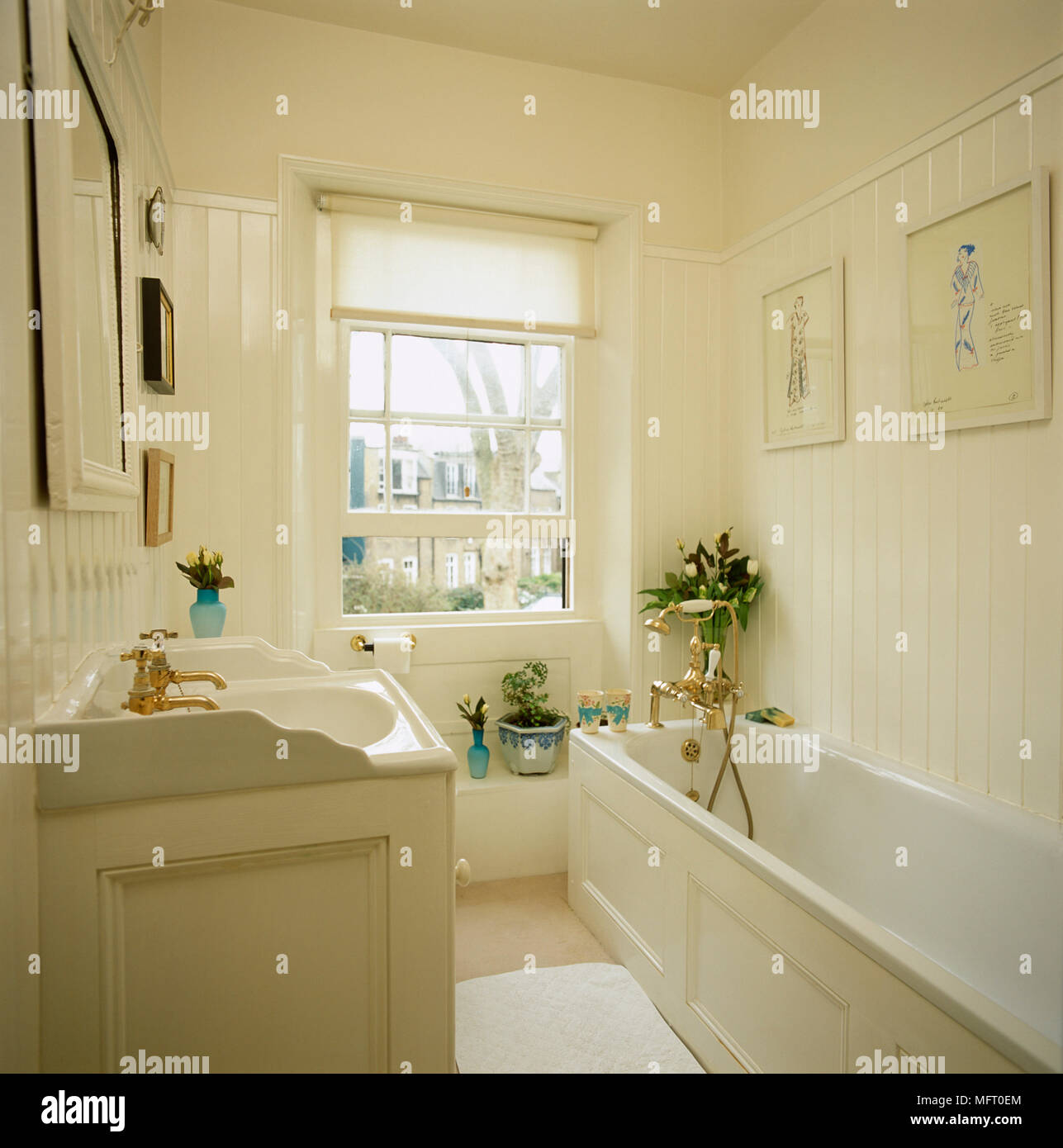 Waschbecken Schrank gegenüber Badewanne in Neutralstellung Badezimmer Set Stockfotografie