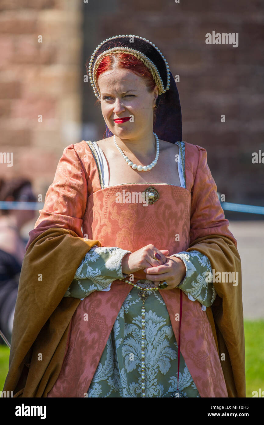 Weibliche re-Enactor in Tudor Kleid. Stockfoto