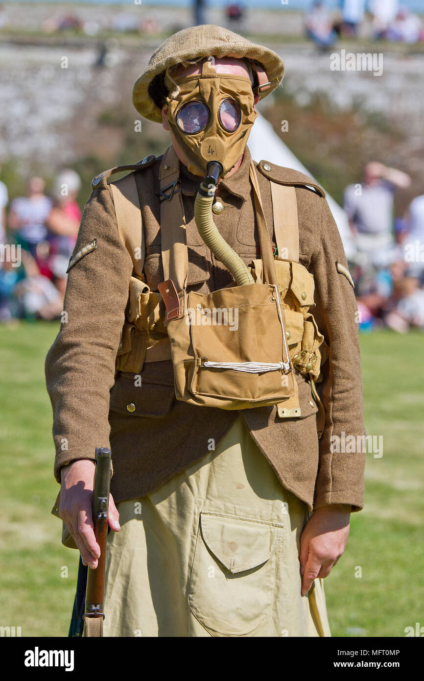 Ersten Weltkrieg re-Enactor in der Uniform der Gordon Highlanders das Tragen einer Gasmaske Stockfoto