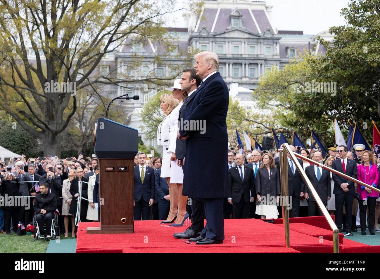 Us-Präsident Donald Trump, rechts, der französische Präsident Emmanuel Längestrich, erste Dame Melania Trump und Brigitte Längestrich, Links, stand während der formellen Begrüßungszeremonie auf dem Rasen des Weißen Hauses vom 24. April 2018 in Washington, DC. Längestrich ist auf einem Staatsbesuch in Washington, der erste Präsident seit Trump Amt übernahm. Stockfoto