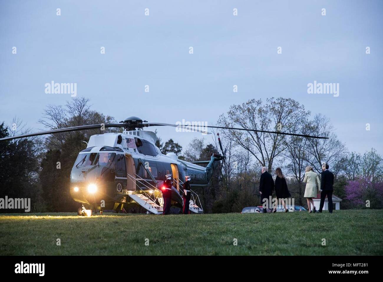 Us-Präsident Donald Trump und First Lady Melania Trump Spaziergang mit dem französischen Präsidenten Emmanuel Längestrich und Brigitte Längestrich, wie Sie mit dem Hubschrauber von Mount Vernon, der Heimat von Präsident George Washington, April 23, 2018 in Mount Vernon, Virginia ab. Längestrich ist auf einem Staatsbesuch in Washington, der erste Präsident seit Trump Amt übernahm. Stockfoto