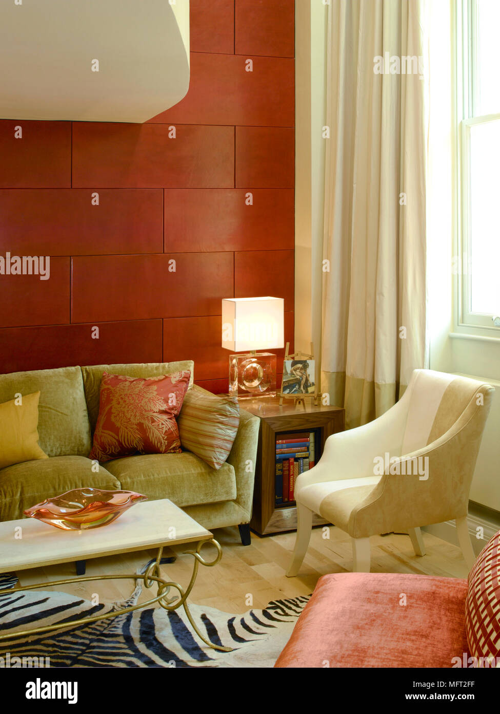 Ziegelwand Wohnzimmer, modernes wohnzimmer mit holzfußboden, rote ziegel wand, gepolsterte, Design ideen