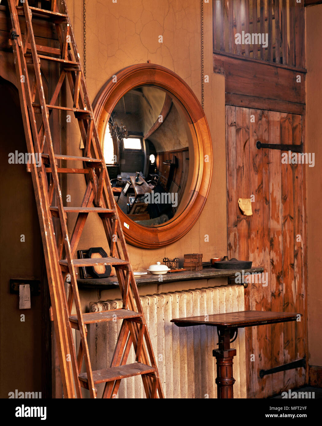 Traditionelle runde Spiegel mit Reflexion der Zimmer kühler Regal Leiter  Interieur detail Spiegel Holz natürliche Materialien Farben distressed  getragen Rustikal Stockfotografie - Alamy