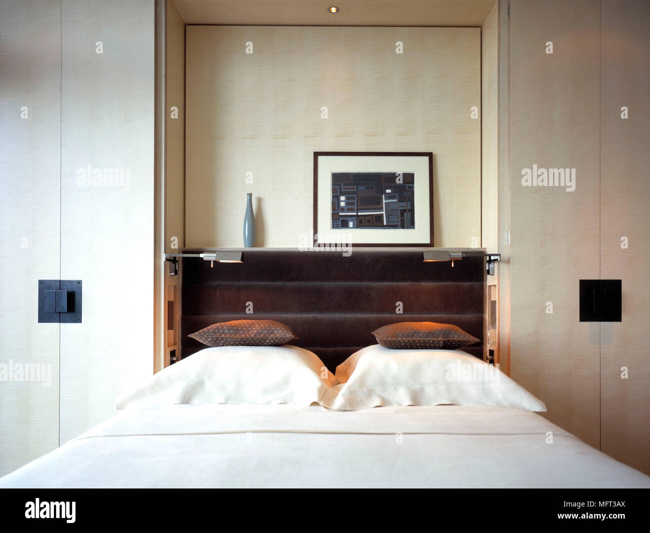 Moderne neutral Schlafzimmer Bett in Kleiderschränke braun Kopfteil weiße Bettwäsche Interieur Schlafzimmer Betten Schränke Einbauschrank Stockfoto
